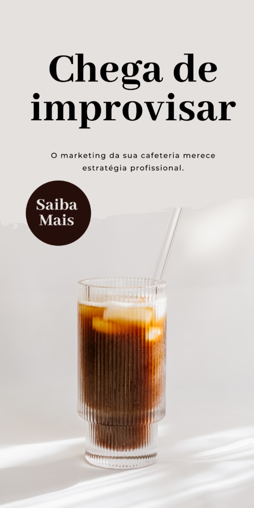 "Bebida de café gelado em copo de vidro decorativo com canudo transparente, acompanhada do texto convidativo 'Chega de improvisar - o marketing da sua cafeteria merece estratégia profissional', ideal para cafeterias que buscam crescimento através de marketing digital especializado.