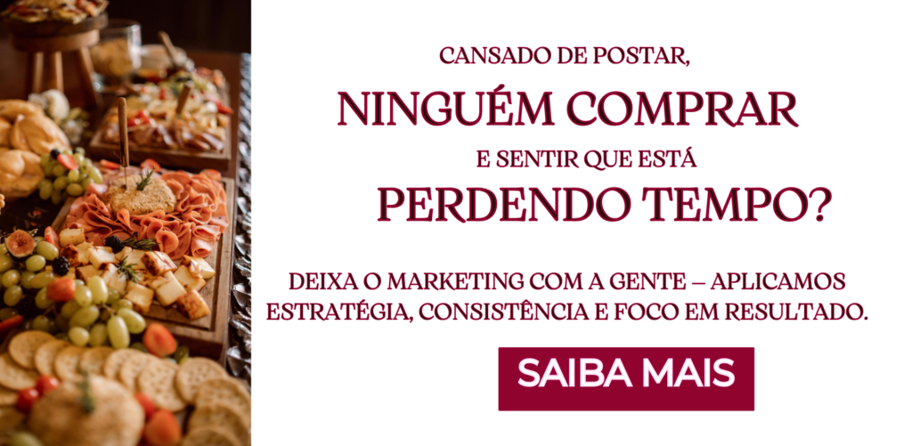 Imagem de uma mesa repleta de tábuas de frios, queijos e uvas ao lado de uma frase de impacto sobre marketing gastronômico. O texto diz: “Cansado de postar, ninguém comprar e sentir que está perdendo tempo? Deixa o marketing com a gente — com estratégia, consistência e foco em resultado”. Botão de chamada para ação: Saiba Mais.