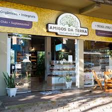 Fachada acolhedora de uma cafeteria orgânica, destacando-se entre os diversos tipos de cafeteria por oferecer alimentos naturais e produtos saudáveis