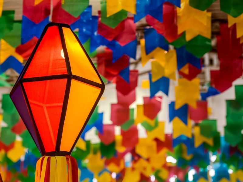 Decoração típica de São João com bandeirinhas coloridas e balão iluminado, representando a ambientação essencial para campanhas de marketing para festas juninas em restaurantes.'
