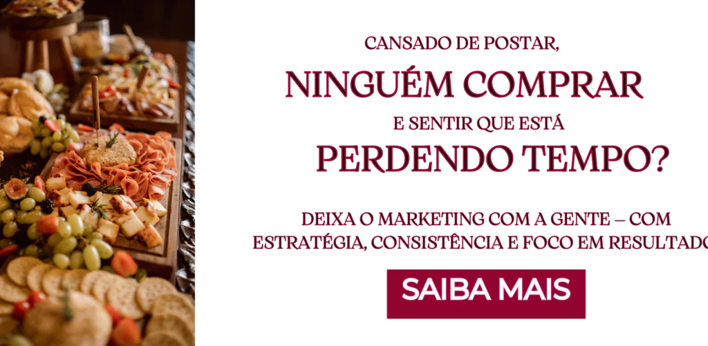 Imagem de uma mesa repleta de tábuas de frios, queijos e uvas ao lado de uma frase de impacto sobre marketing gastronômico. O texto diz: “Cansado de postar, ninguém comprar e sentir que está perdendo tempo? Deixa o marketing com a gente — com estratégia, consistência e foco em resultado”. Botão de chamada para ação: Saiba Mais.