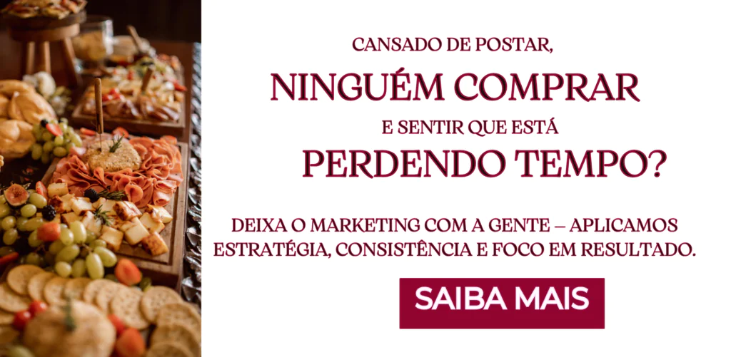 Imagem de uma mesa repleta de tábuas de frios, queijos e uvas ao lado de uma frase de impacto sobre marketing gastronômico. O texto diz: “Cansado de postar, ninguém comprar e sentir que está perdendo tempo? Deixa o marketing com a gente — com estratégia, consistência e foco em resultado”. Botão de chamada para ação: Saiba Mais.